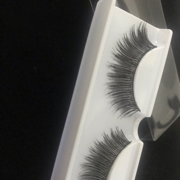 Velvet Glo Lashes - Picture 3 of 7